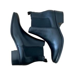 NWOT Womens size 9.5 black leather Steve Madden low heel ankle boot.NWT